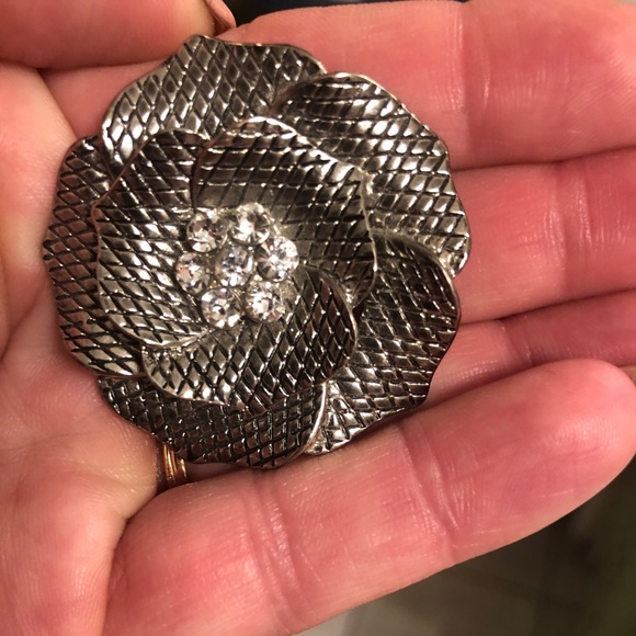 Silver Rhinestone flower pin - Picture 3 of 3